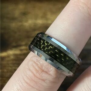 7 mm Tungsten Carbide with Carbon Fiber Mesh-Patterned Inlay, Size 5.5
